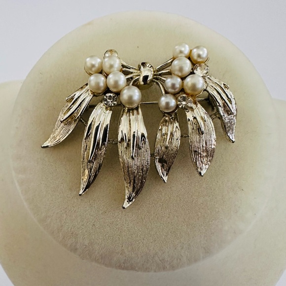 Vintage Lisner gold tone leaf brooch. Great condition. - Picture 1 of 4